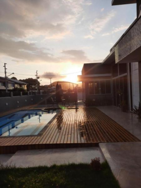 Red Park House - Casa dois Andares 3 Quartos sendo 2 Suites, churrasqueira com Piscina de Hidromassagem